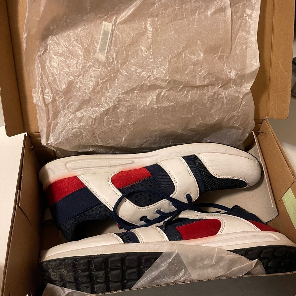 TOMMY HILFIGER LOPEZ FASHION SHOE beautiful colors comes with box